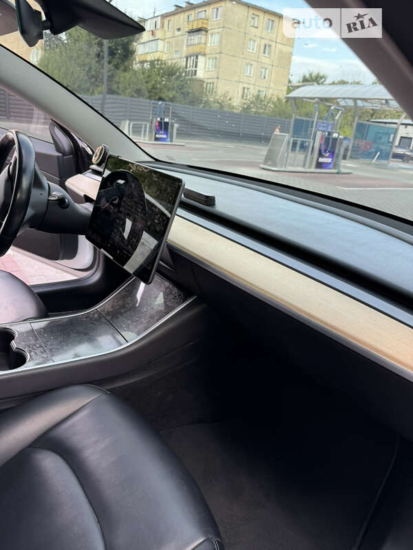 Седан Tesla Model 3 2018 в Черкасах