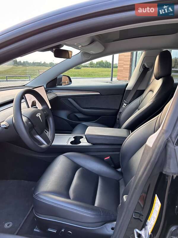 Седан Tesla Model 3 2021 в Львове