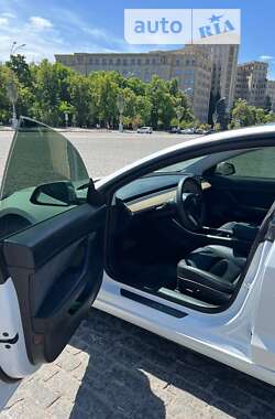 Седан Tesla Model 3 2021 в 