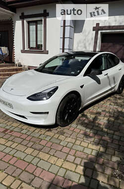 Седан Tesla Model 3 2022 в 