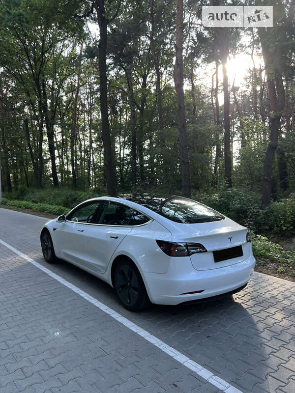 Седан Tesla Model 3 2020 в Львове