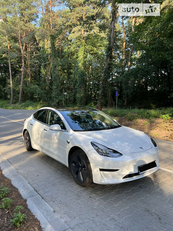 Седан Tesla Model 3 2020 в Львове