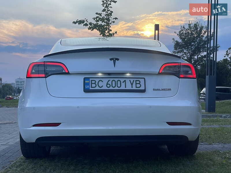 Седан Tesla Model 3 2019 в Львове