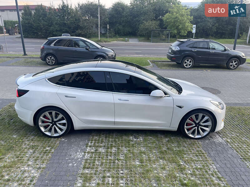 Седан Tesla Model 3 2019 в Львове
