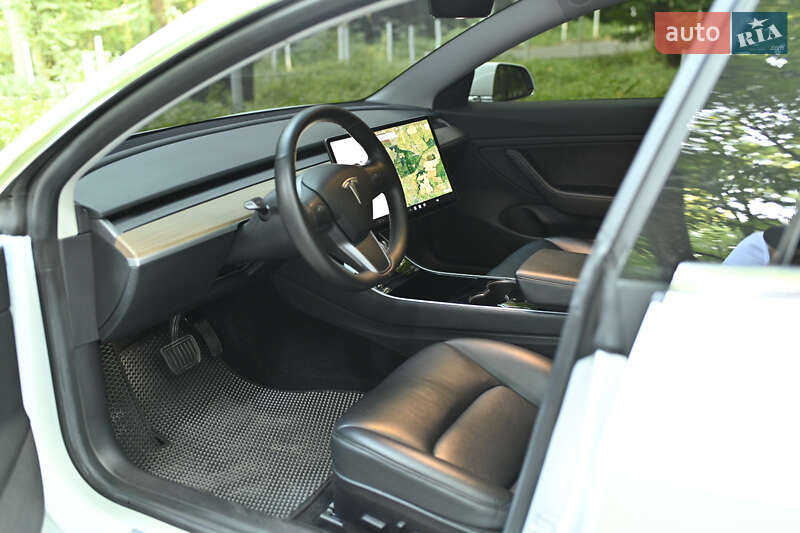 Седан Tesla Model 3 2019 в Луцке