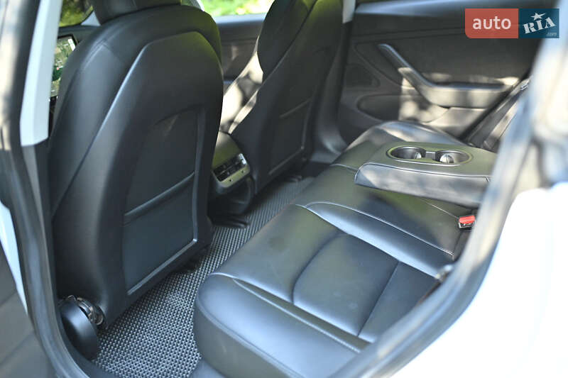 Седан Tesla Model 3 2019 в Луцке