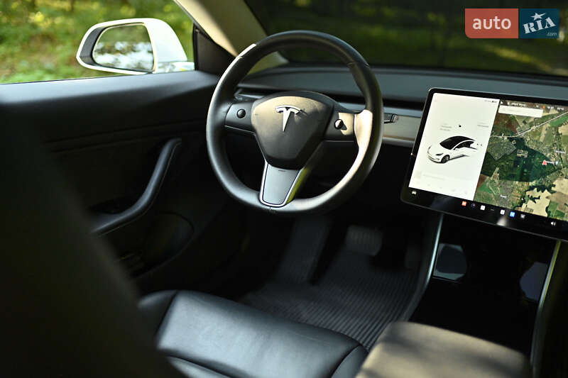 Седан Tesla Model 3 2019 в Луцке