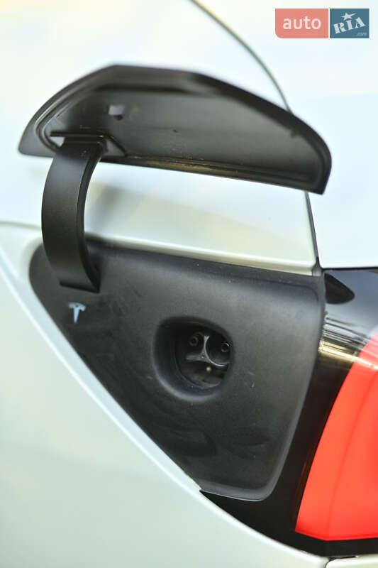 Седан Tesla Model 3 2019 в Луцке