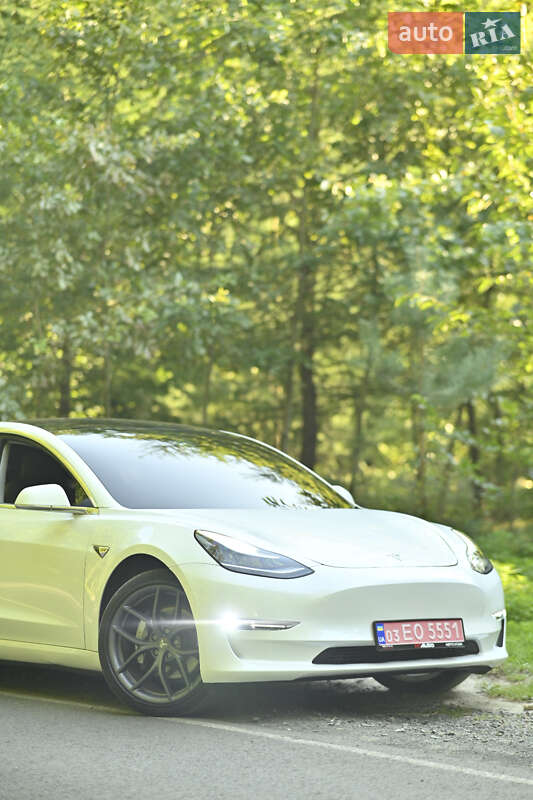 Седан Tesla Model 3 2019 в Луцке