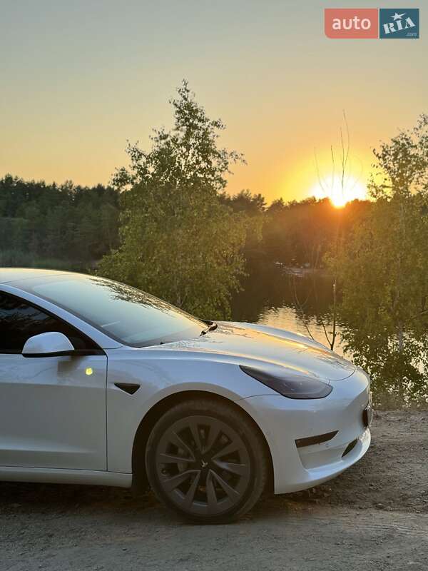 Седан Tesla Model 3 2021 в Киеве