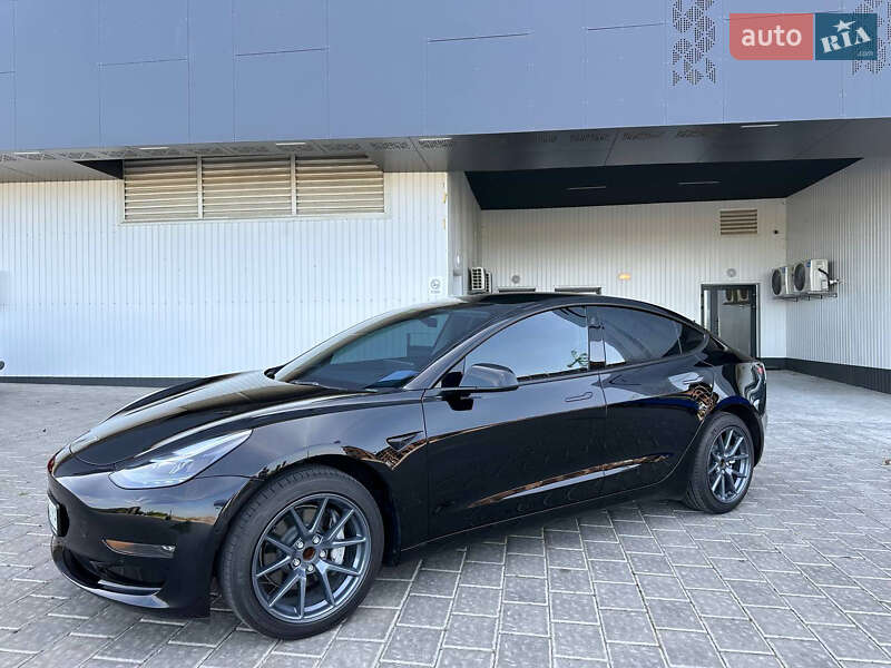 Седан Tesla Model 3 2022 в 