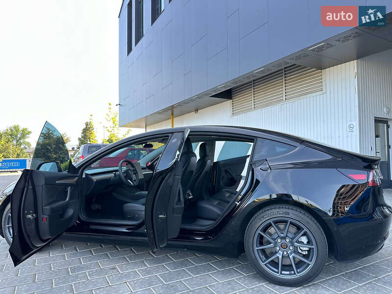 Седан Tesla Model 3 2022 в Рівному