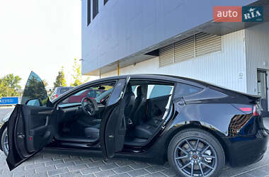 Седан Tesla Model 3 2022 в 