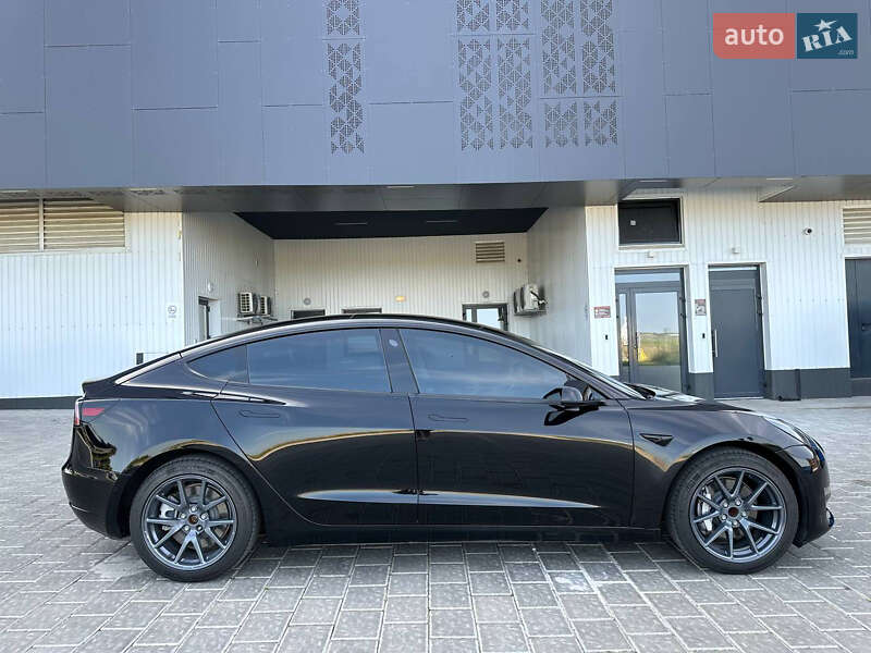 Седан Tesla Model 3 2022 в Рівному