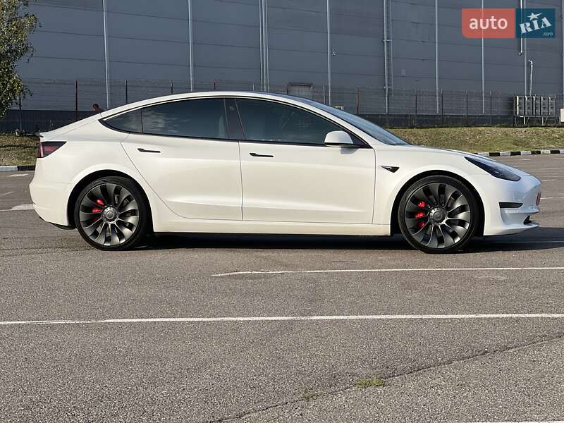 Седан Tesla Model 3 2022 в Ровно
