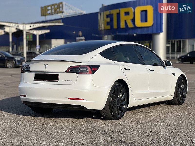 Седан Tesla Model 3 2022 в Ровно