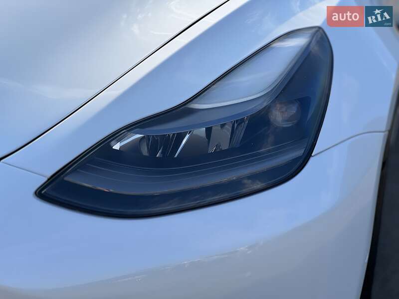 Седан Tesla Model 3 2022 в Ровно