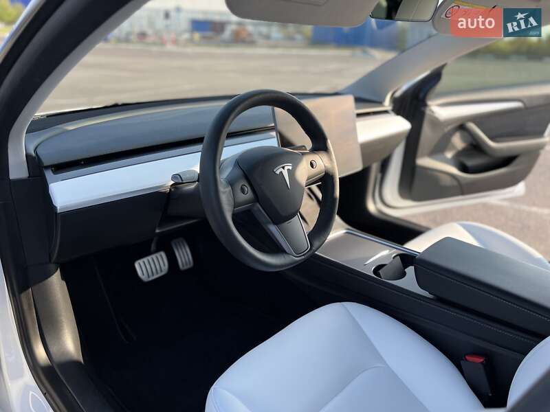 Седан Tesla Model 3 2022 в Ровно