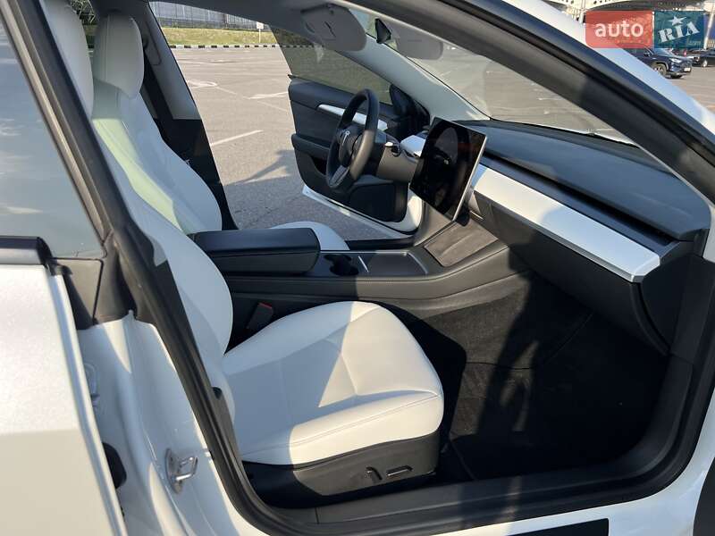 Седан Tesla Model 3 2022 в Ровно