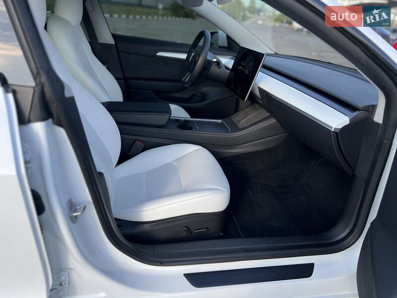 Седан Tesla Model 3 2022 в Ровно