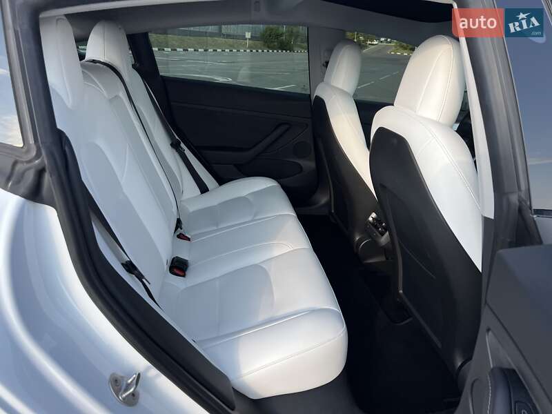 Седан Tesla Model 3 2022 в Ровно