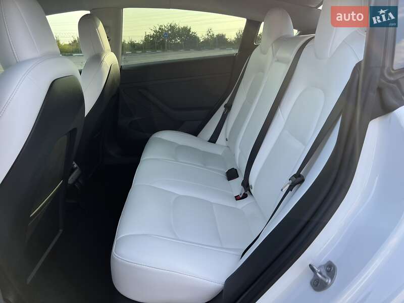 Седан Tesla Model 3 2022 в Ровно