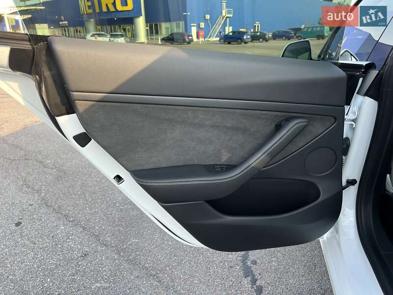 Седан Tesla Model 3 2022 в Ровно
