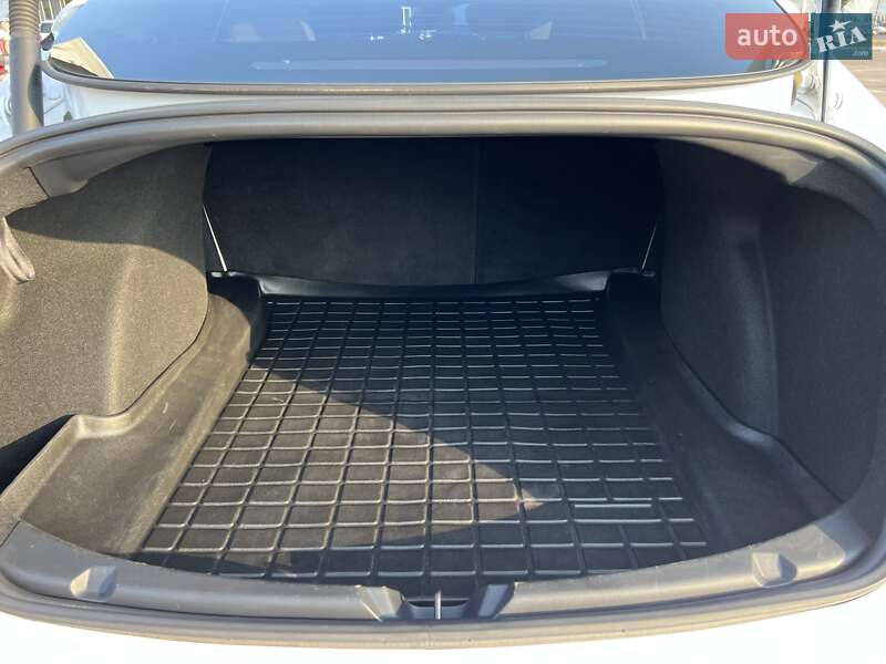 Седан Tesla Model 3 2022 в Ровно