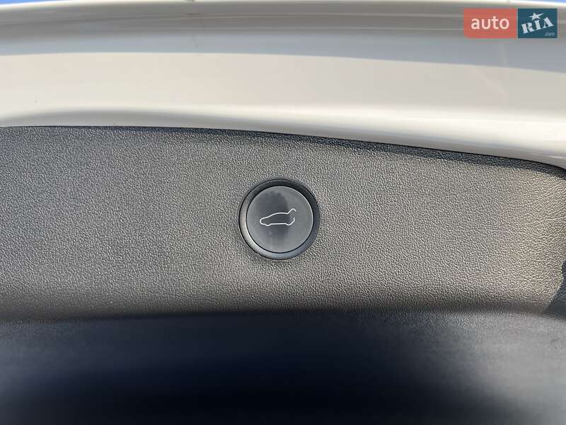 Седан Tesla Model 3 2022 в Ровно