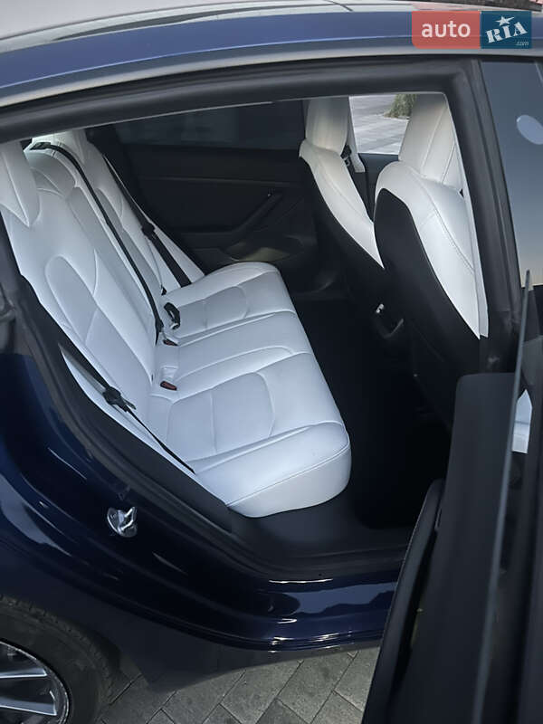 Седан Tesla Model 3 2022 в Киеве