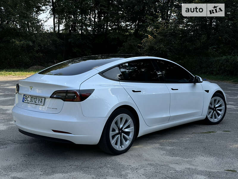 Седан Tesla Model 3 2022 в Львове