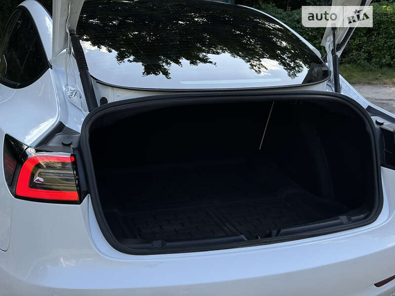 Седан Tesla Model 3 2022 в Львове