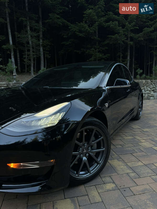 Седан Tesla Model 3 2019 в Глибокій