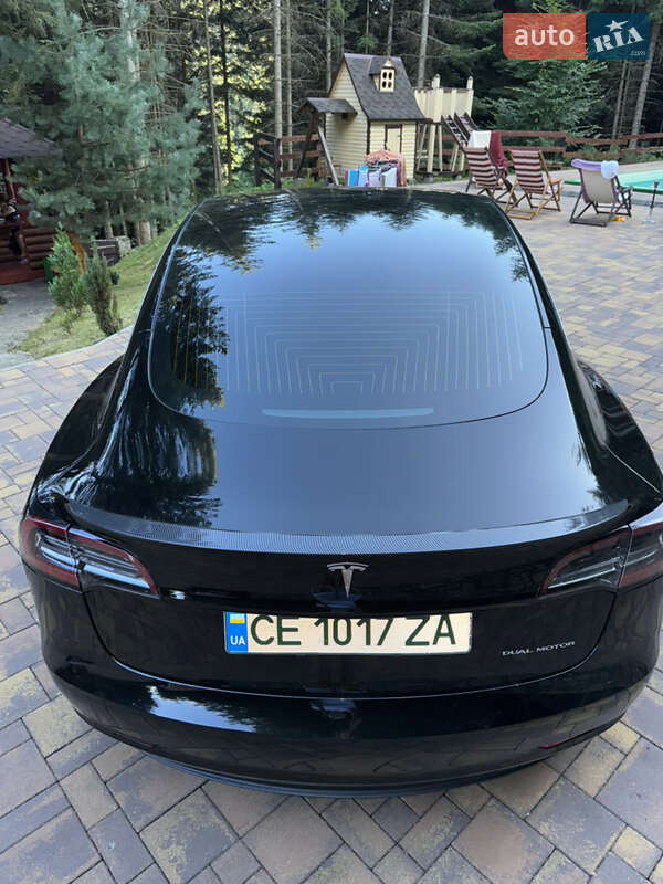 Седан Tesla Model 3 2019 в Глибокій