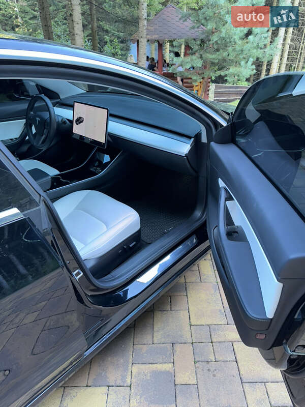 Седан Tesla Model 3 2019 в Глибокій