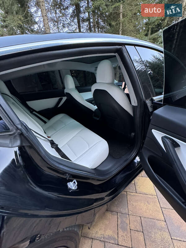 Седан Tesla Model 3 2019 в Глибокій