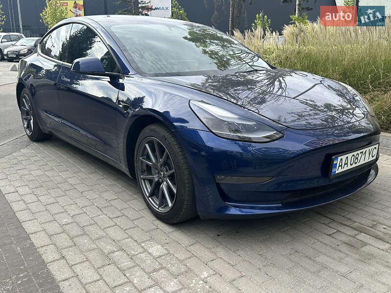 Седан Tesla Model 3 2022 в 
