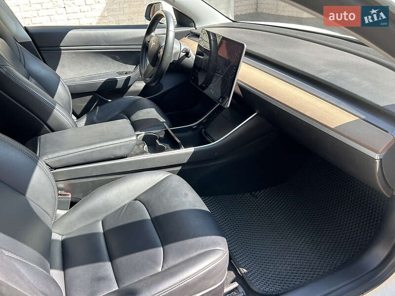 Седан Tesla Model 3 2018 в Кривому Розі