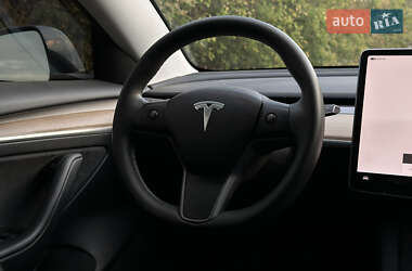 Седан Tesla Model 3 2022 в 