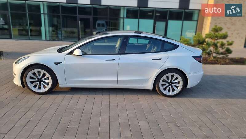 Седан Tesla Model 3 2021 в 