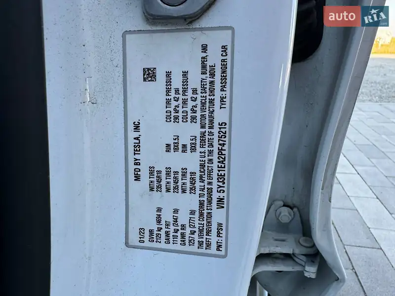 Седан Tesla Model 3 2023 в 