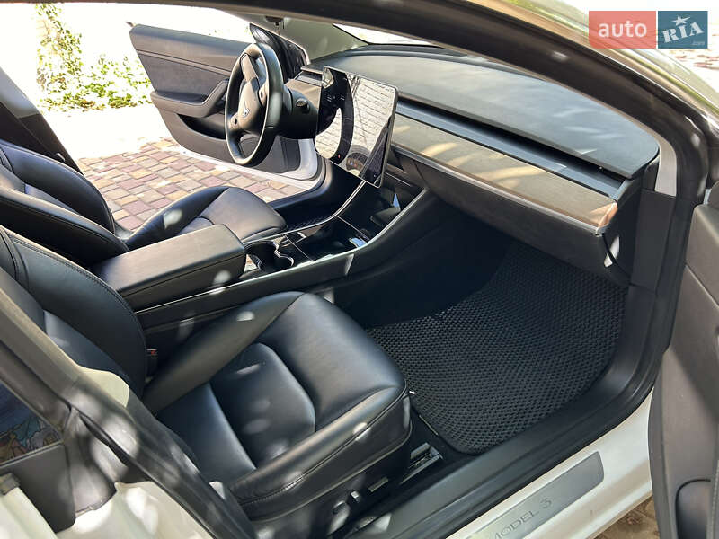 Седан Tesla Model 3 2018 в Кривом Роге