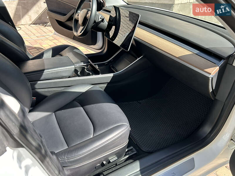 Седан Tesla Model 3 2018 в Кривому Розі