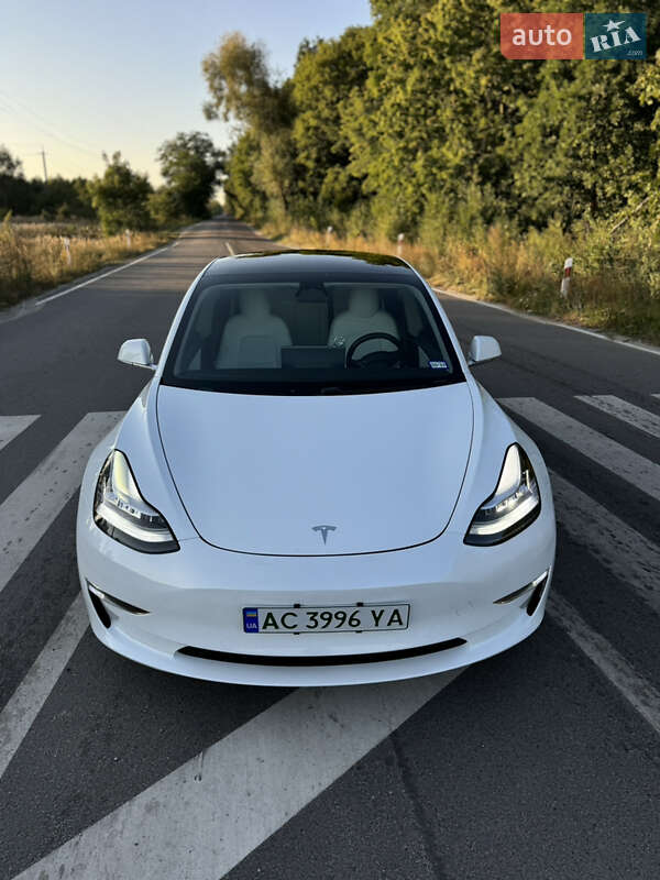 Седан Tesla Model 3 2019 в Володимирі