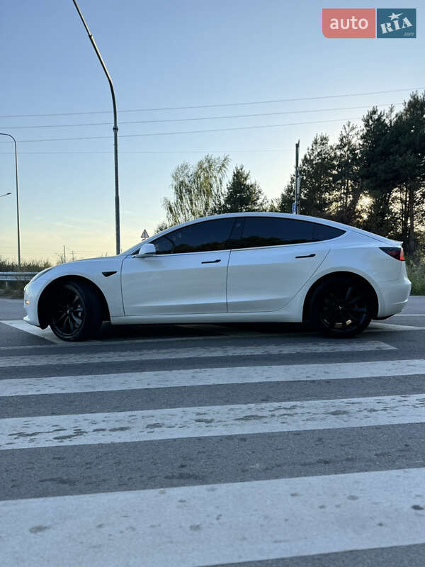 Седан Tesla Model 3 2019 в Володимирі