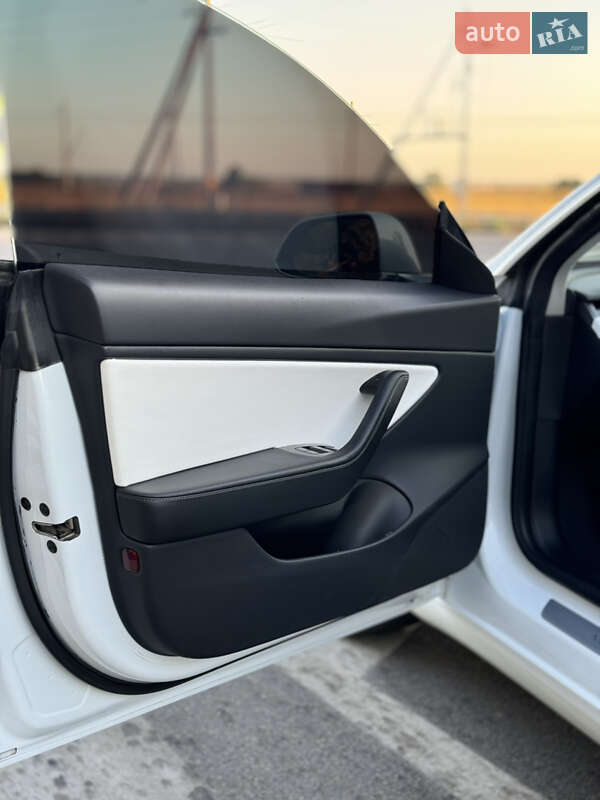 Седан Tesla Model 3 2019 в Володимирі