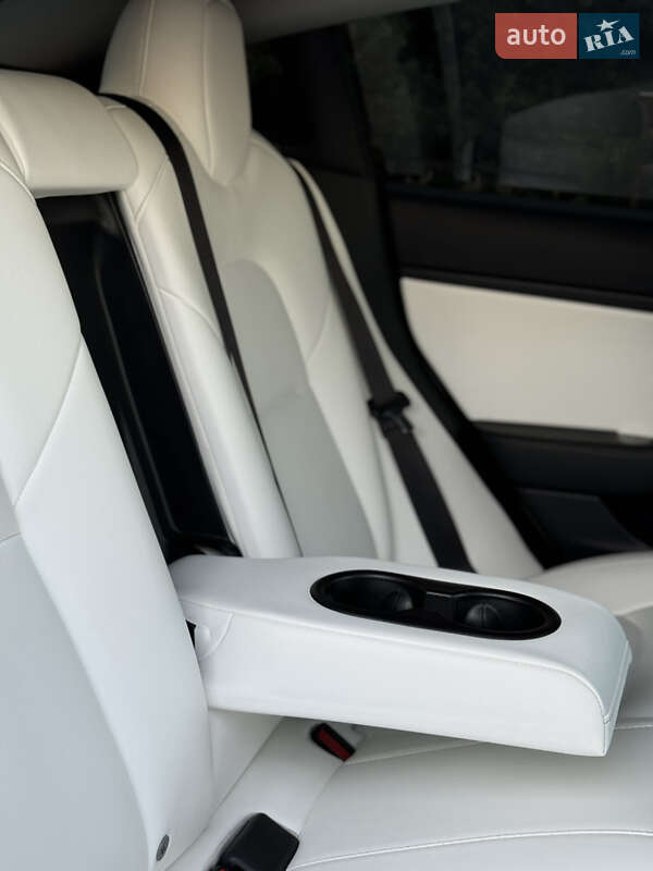 Седан Tesla Model 3 2019 в Володимирі