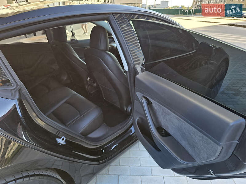 Седан Tesla Model 3 2019 в Киеве