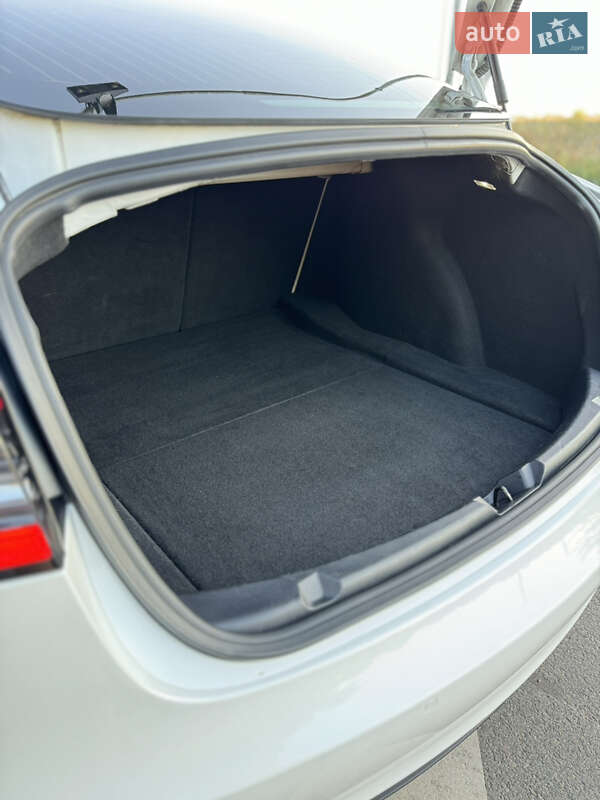 Седан Tesla Model 3 2019 в Володимирі