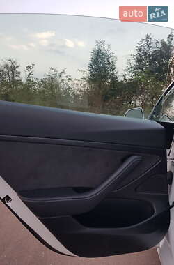 Седан Tesla Model 3 2020 в Самборі